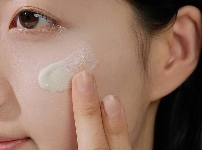 کرم ضد آفتاب رنگی سنتلا اسکین 1004 Skin ایر فیت پلاس air fit plus(اصل)