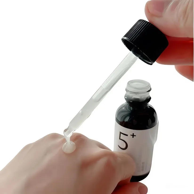 سرم ضد لک و روشن کننده ویتامین C نامبوزین حجم ۳۰ میلی لیتر